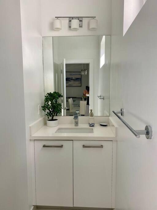 Across The Ocean Few Steps To Beach Contemporary Three Bedroom Townhouse Pompano Beach Eksteriør billede