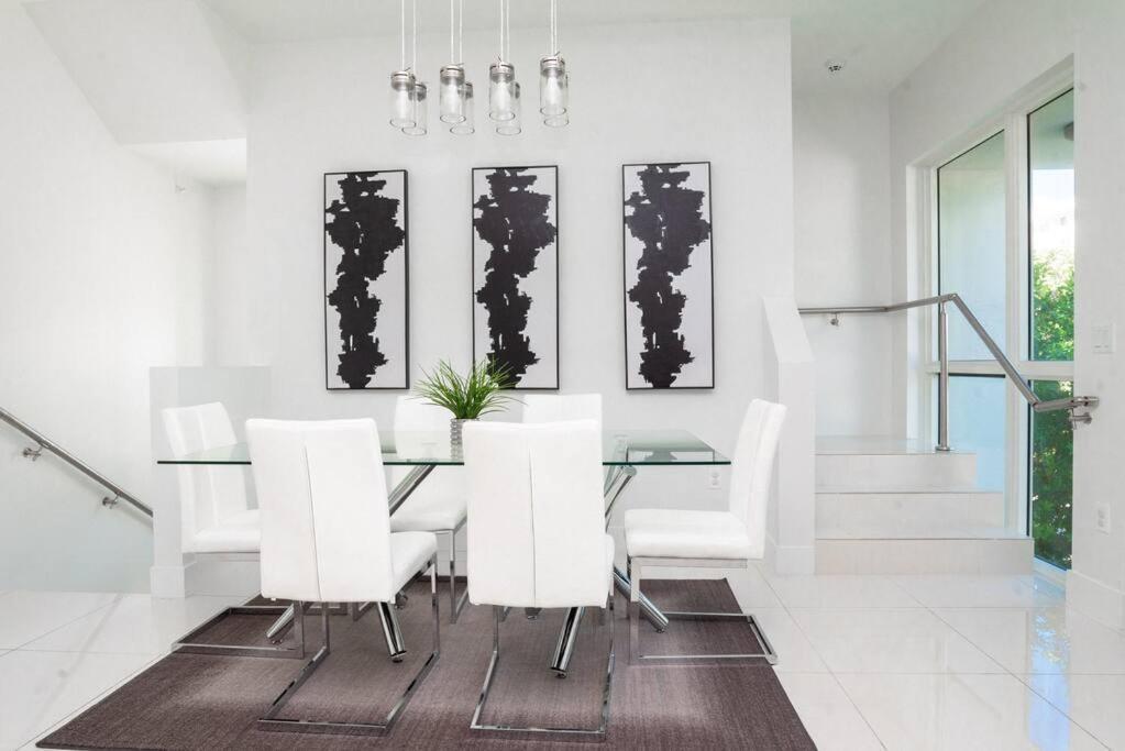 Across The Ocean Few Steps To Beach Contemporary Three Bedroom Townhouse Pompano Beach Eksteriør billede