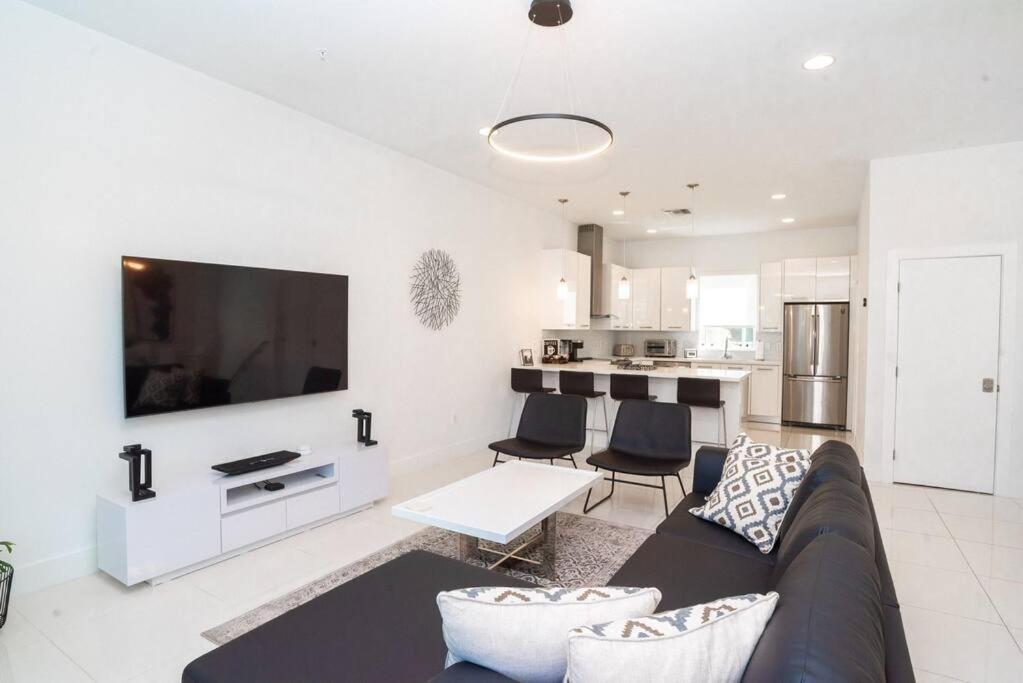 Across The Ocean Few Steps To Beach Contemporary Three Bedroom Townhouse Pompano Beach Eksteriør billede