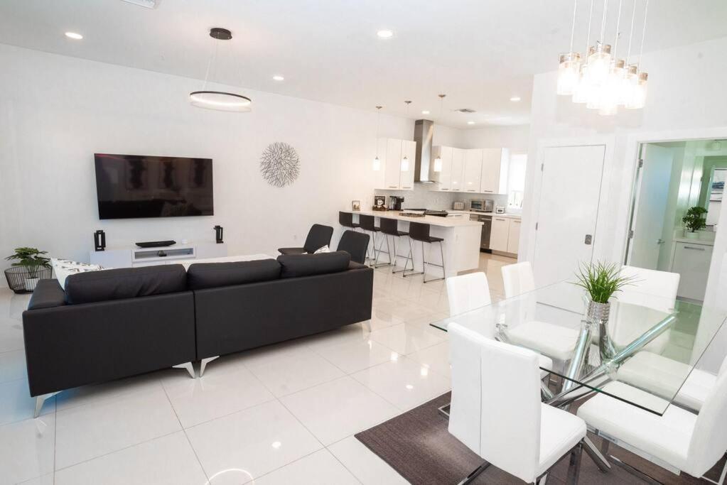 Across The Ocean Few Steps To Beach Contemporary Three Bedroom Townhouse Pompano Beach Eksteriør billede