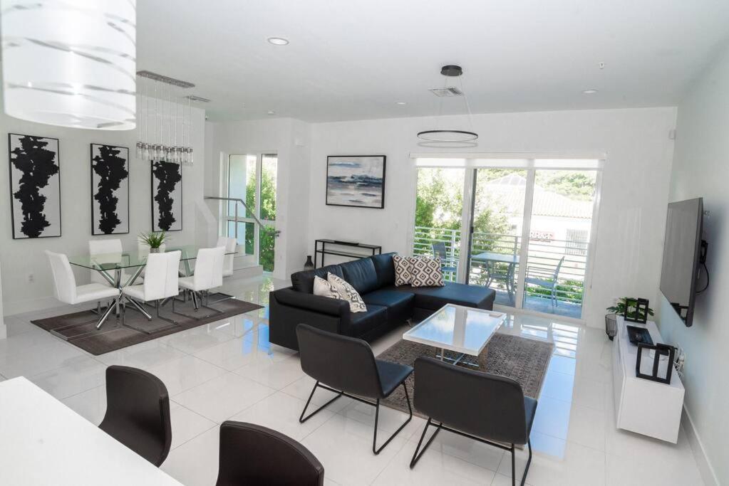 Across The Ocean Few Steps To Beach Contemporary Three Bedroom Townhouse Pompano Beach Eksteriør billede