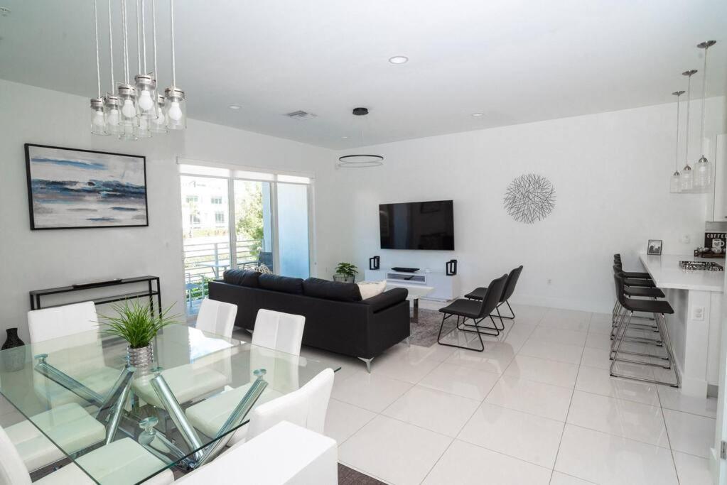 Across The Ocean Few Steps To Beach Contemporary Three Bedroom Townhouse Pompano Beach Eksteriør billede