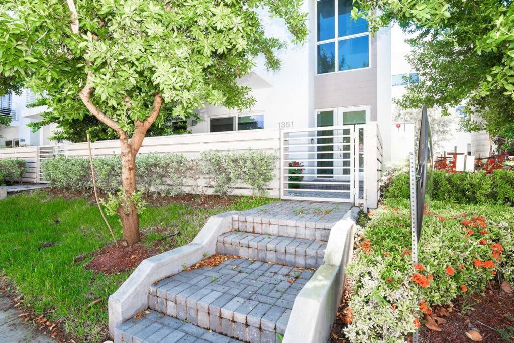 Across The Ocean Few Steps To Beach Contemporary Three Bedroom Townhouse Pompano Beach Eksteriør billede