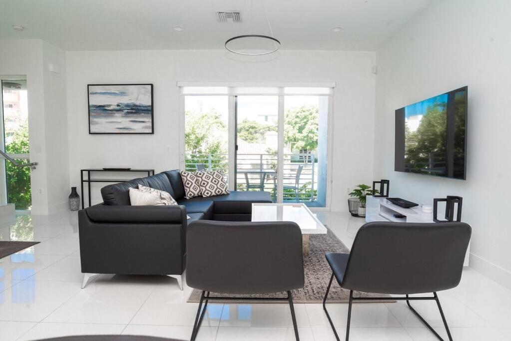 Across The Ocean Few Steps To Beach Contemporary Three Bedroom Townhouse Pompano Beach Eksteriør billede