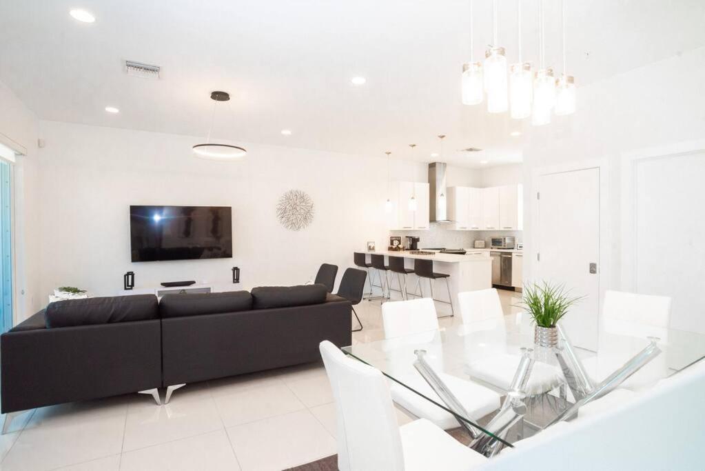 Across The Ocean Few Steps To Beach Contemporary Three Bedroom Townhouse Pompano Beach Eksteriør billede