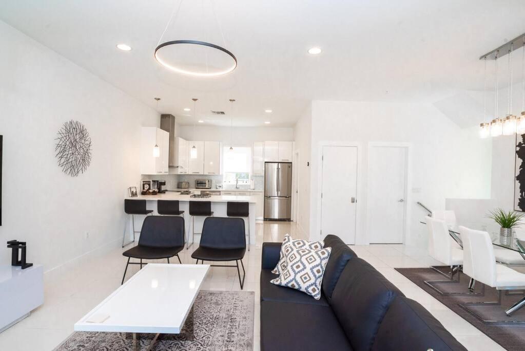 Across The Ocean Few Steps To Beach Contemporary Three Bedroom Townhouse Pompano Beach Eksteriør billede