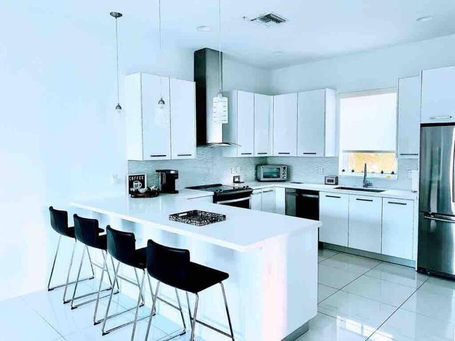 Across The Ocean Few Steps To Beach Contemporary Three Bedroom Townhouse Pompano Beach Eksteriør billede