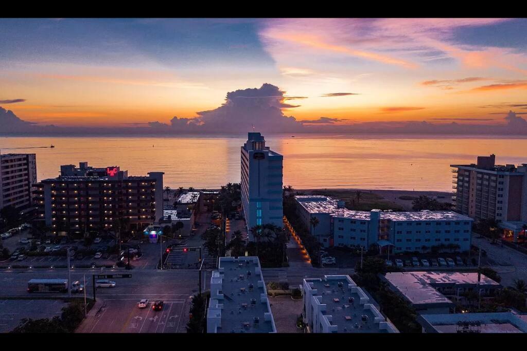 Across The Ocean Few Steps To Beach Contemporary Three Bedroom Townhouse Pompano Beach Eksteriør billede