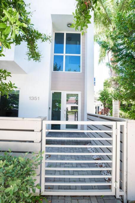 Across The Ocean Few Steps To Beach Contemporary Three Bedroom Townhouse Pompano Beach Eksteriør billede