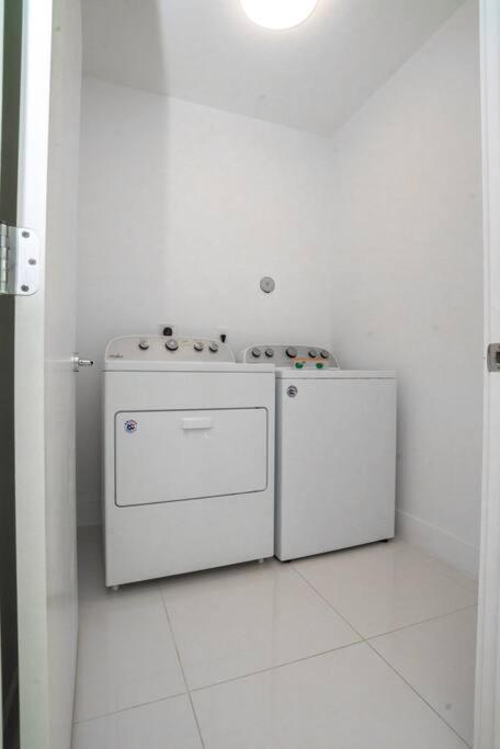 Across The Ocean Few Steps To Beach Contemporary Three Bedroom Townhouse Pompano Beach Eksteriør billede