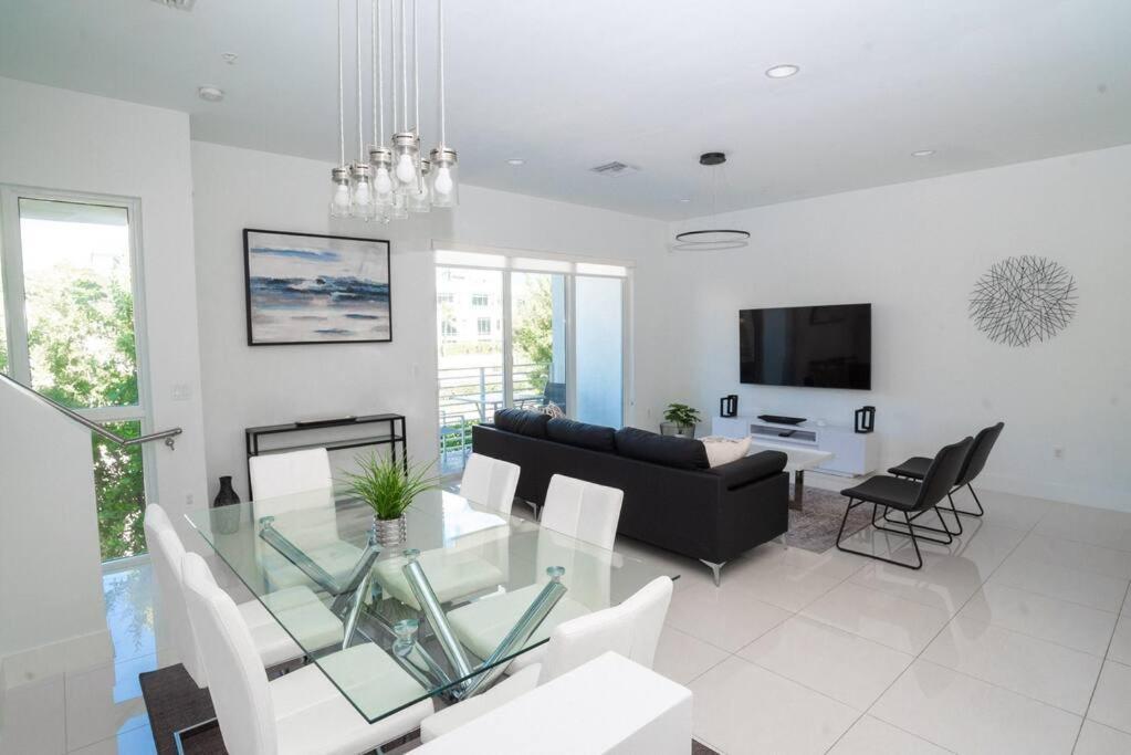 Across The Ocean Few Steps To Beach Contemporary Three Bedroom Townhouse Pompano Beach Eksteriør billede