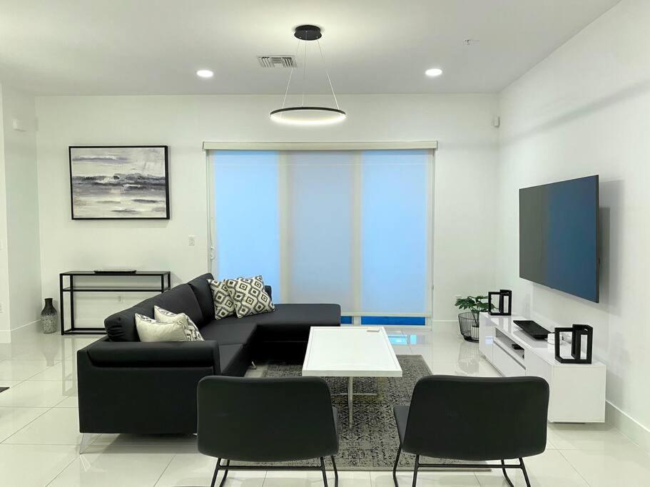 Across The Ocean Few Steps To Beach Contemporary Three Bedroom Townhouse Pompano Beach Eksteriør billede