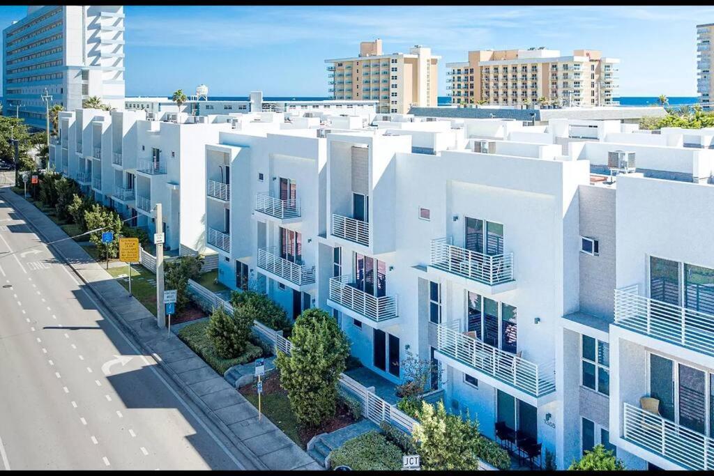 Across The Ocean Few Steps To Beach Contemporary Three Bedroom Townhouse Pompano Beach Eksteriør billede