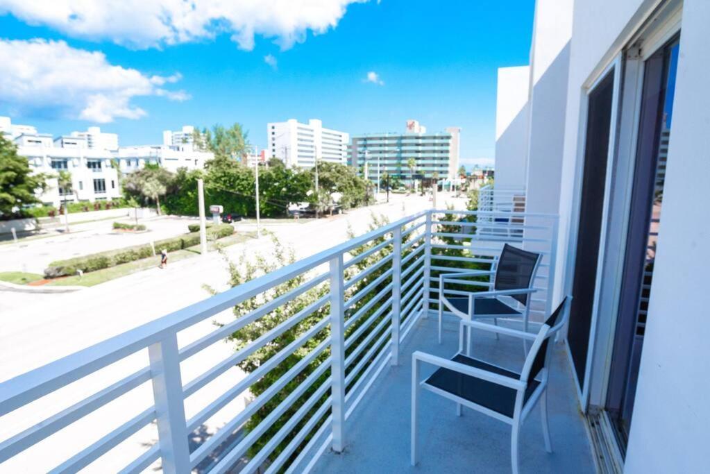 Across The Ocean Few Steps To Beach Contemporary Three Bedroom Townhouse Pompano Beach Eksteriør billede